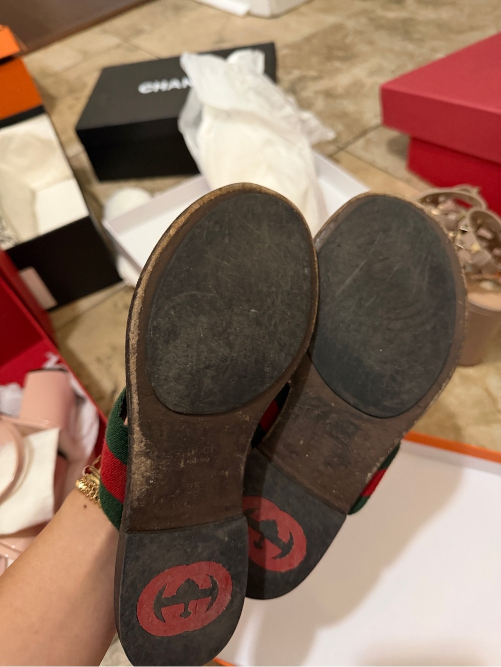Gucci Brown GG Monogram Flip Sandals with Green and Red Webbing - Picture 3 of 3